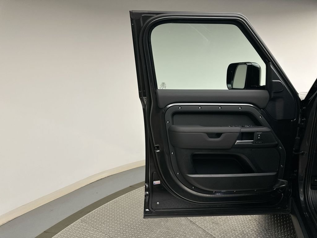 Used 2026  Land Rover S image 9