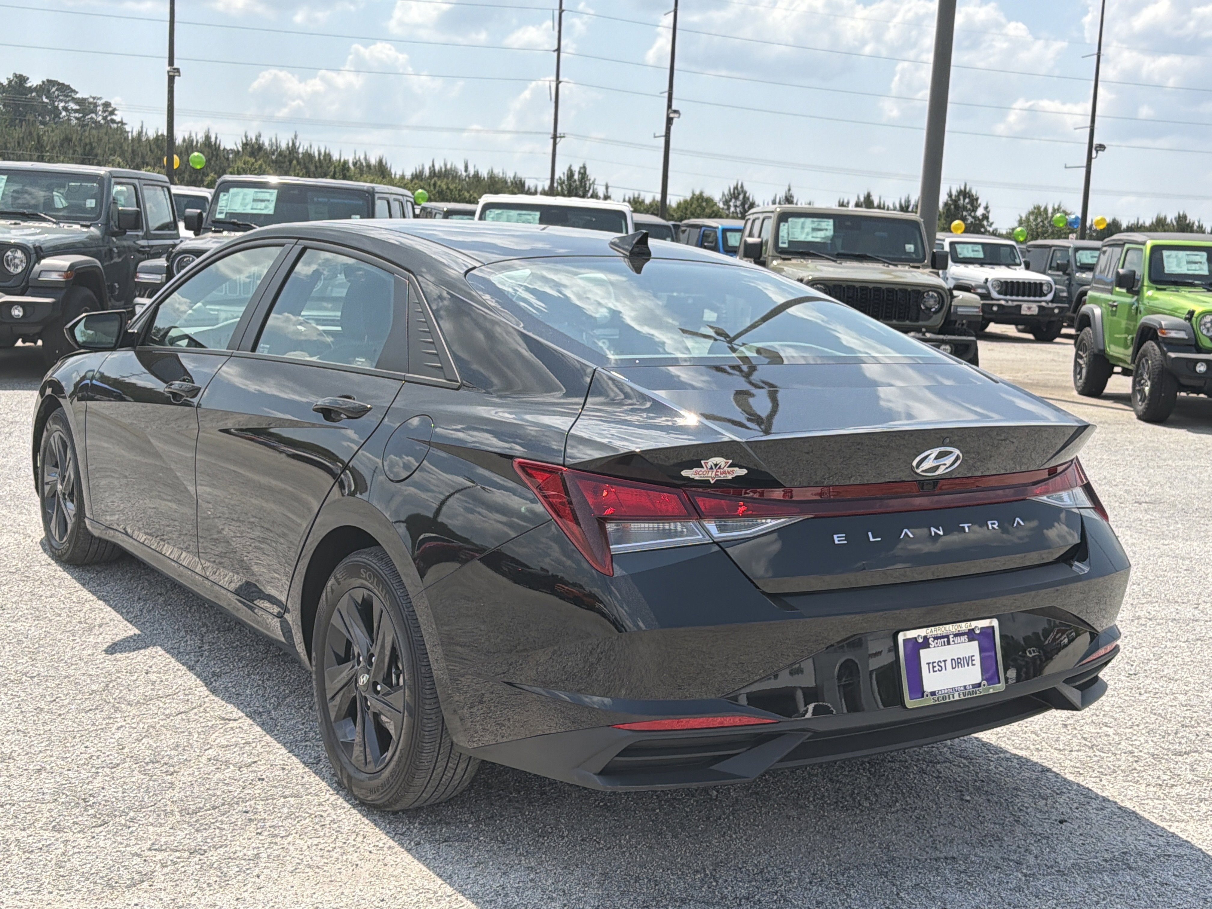 Used 2022 Phantom Black Hyundai SEL image 6