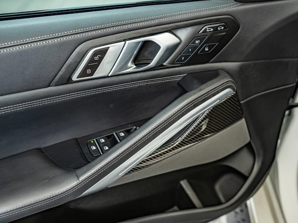 Used 2023 Frozen Brilliant White Metallic BMW M50i image 18