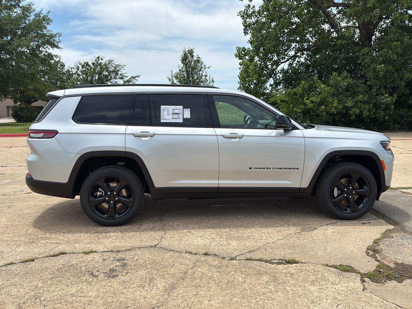 New 2026 Silver Zynith Exterior Paint Jeep Limited image 8