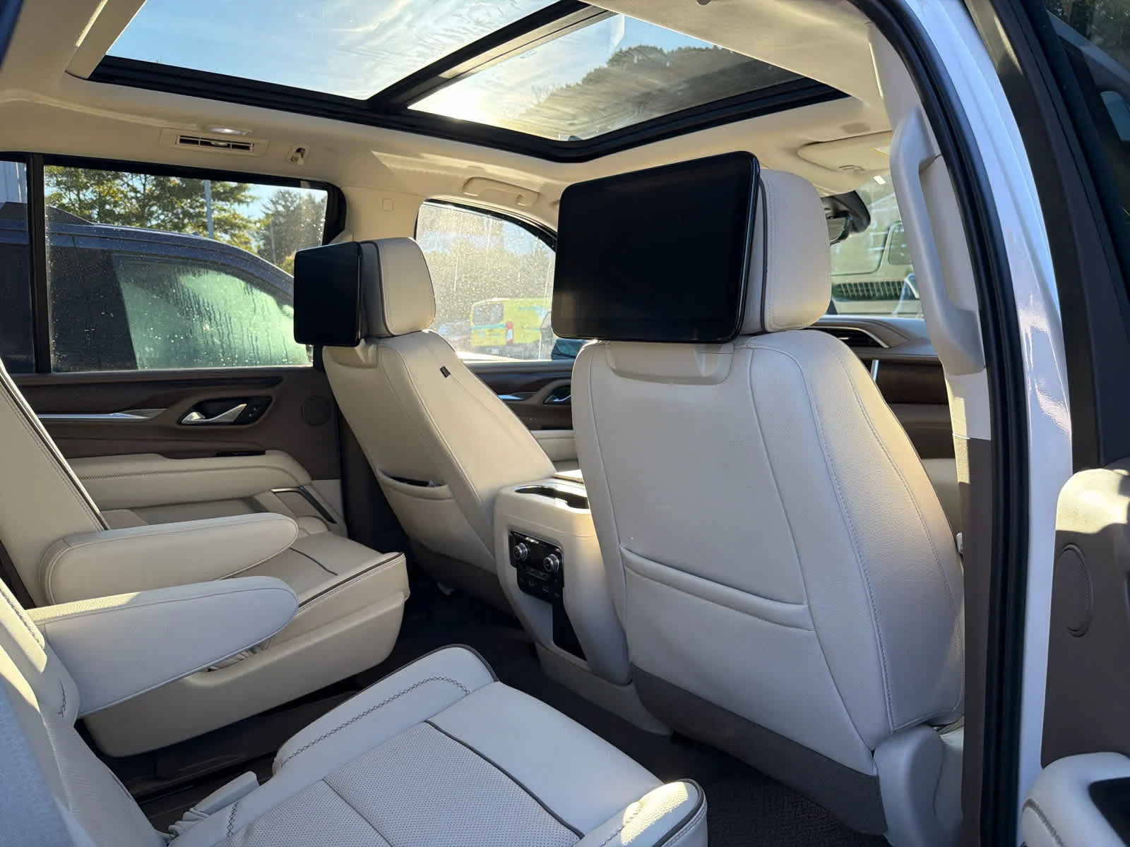 Used 2021 White Frost Tricoat GMC Denali image 6