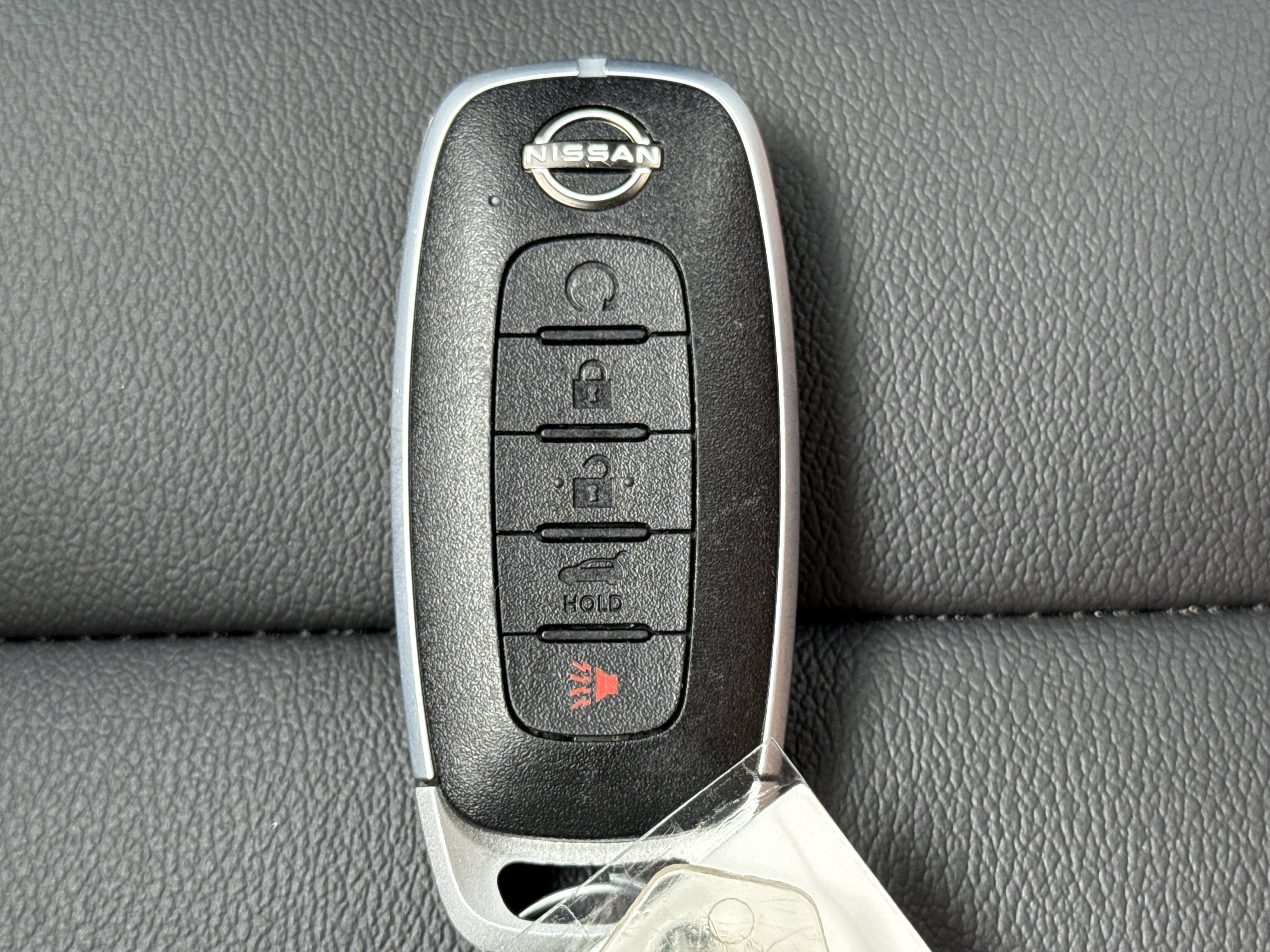Certified Used 2025 Everest White Pearl Tricoat Nissan SL AWD image 25