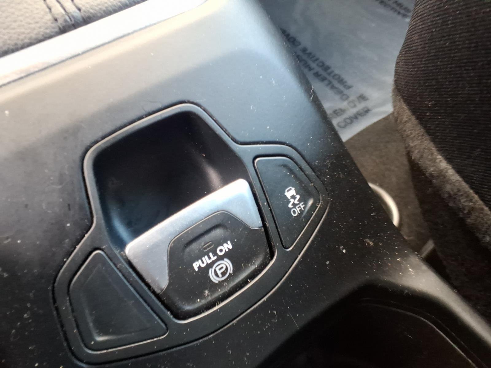 Used 2019 Glacier Metallic Clearcoat Jeep Latitude image 7