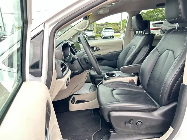 Used 2024 Bright White Clearcoat Chrysler Touring L image 33