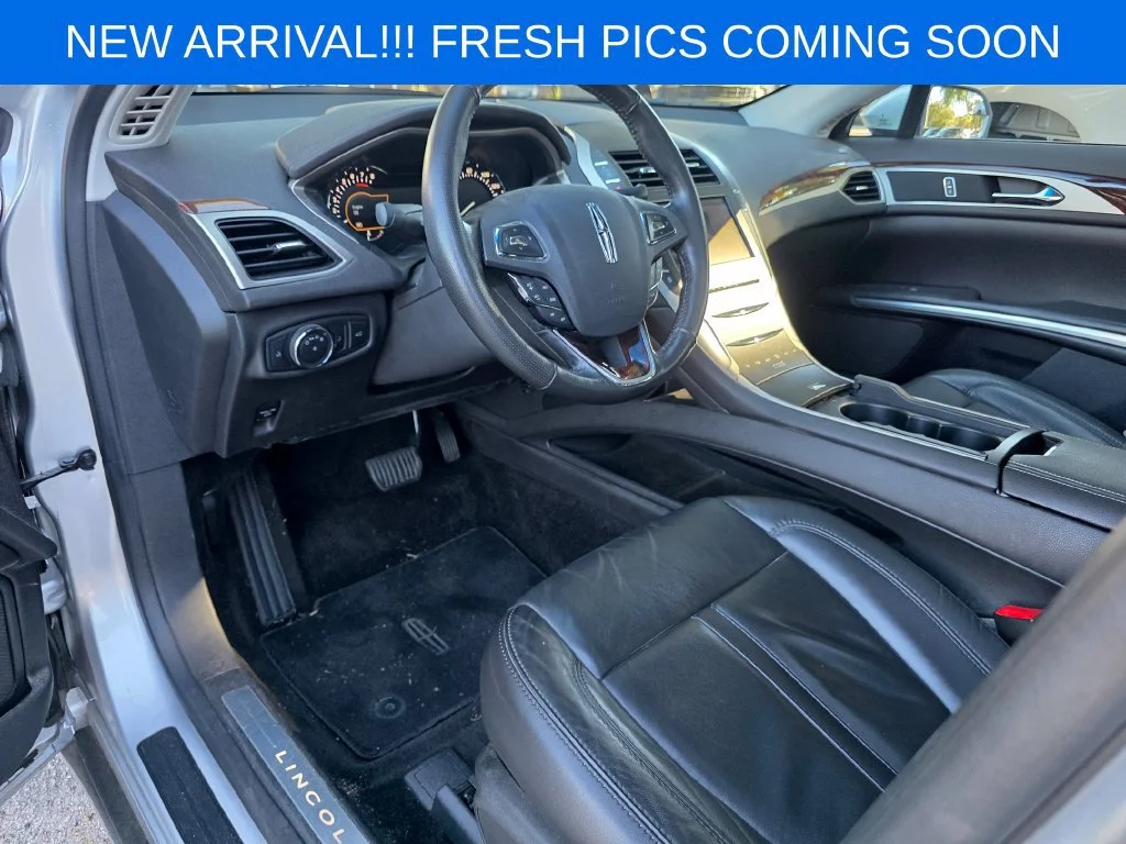 Used 2013  Lincoln 4dr Sdn FWD image 7