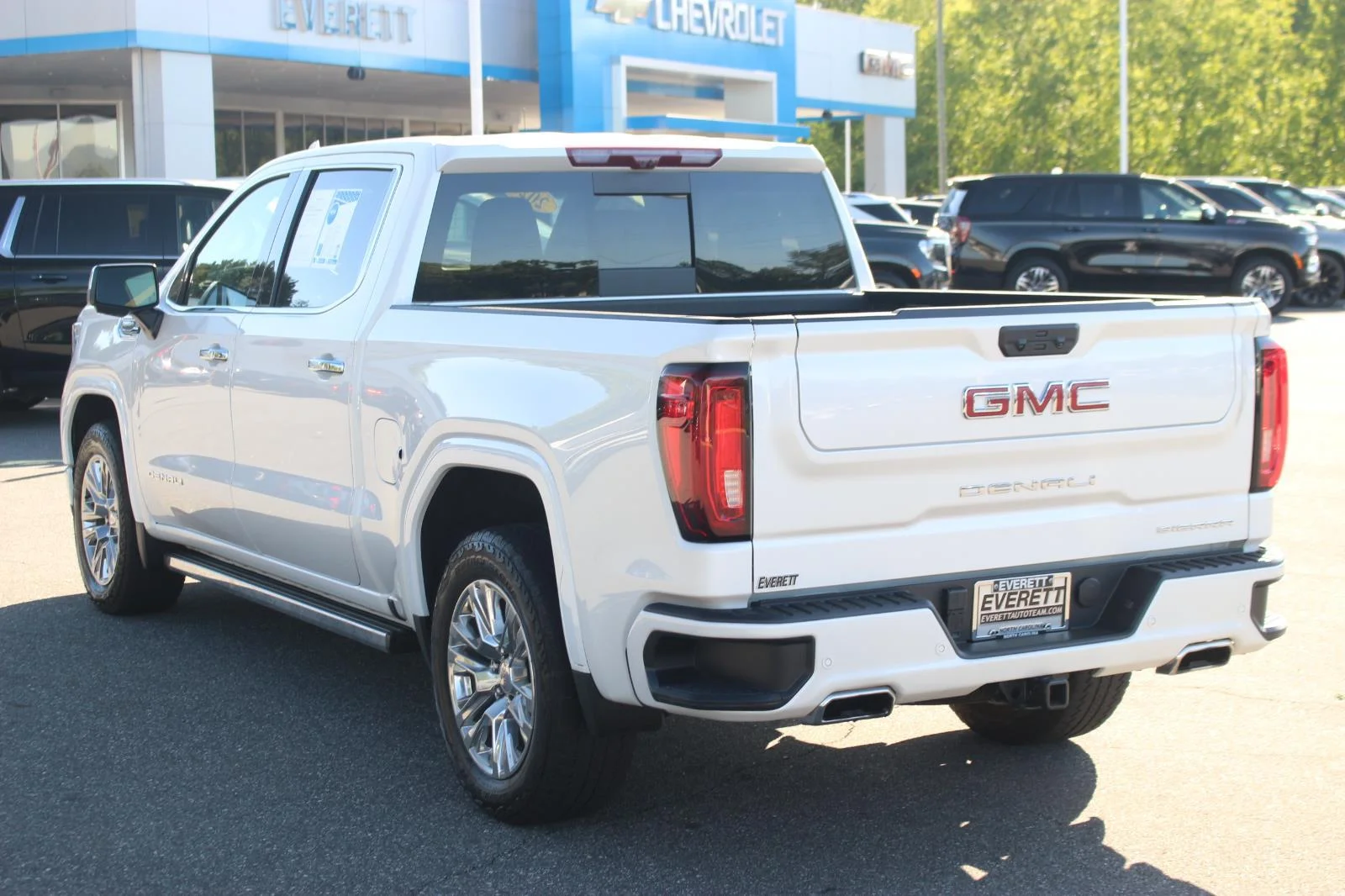 Used 2025 White Frost Tricoat GMC Denali image 5