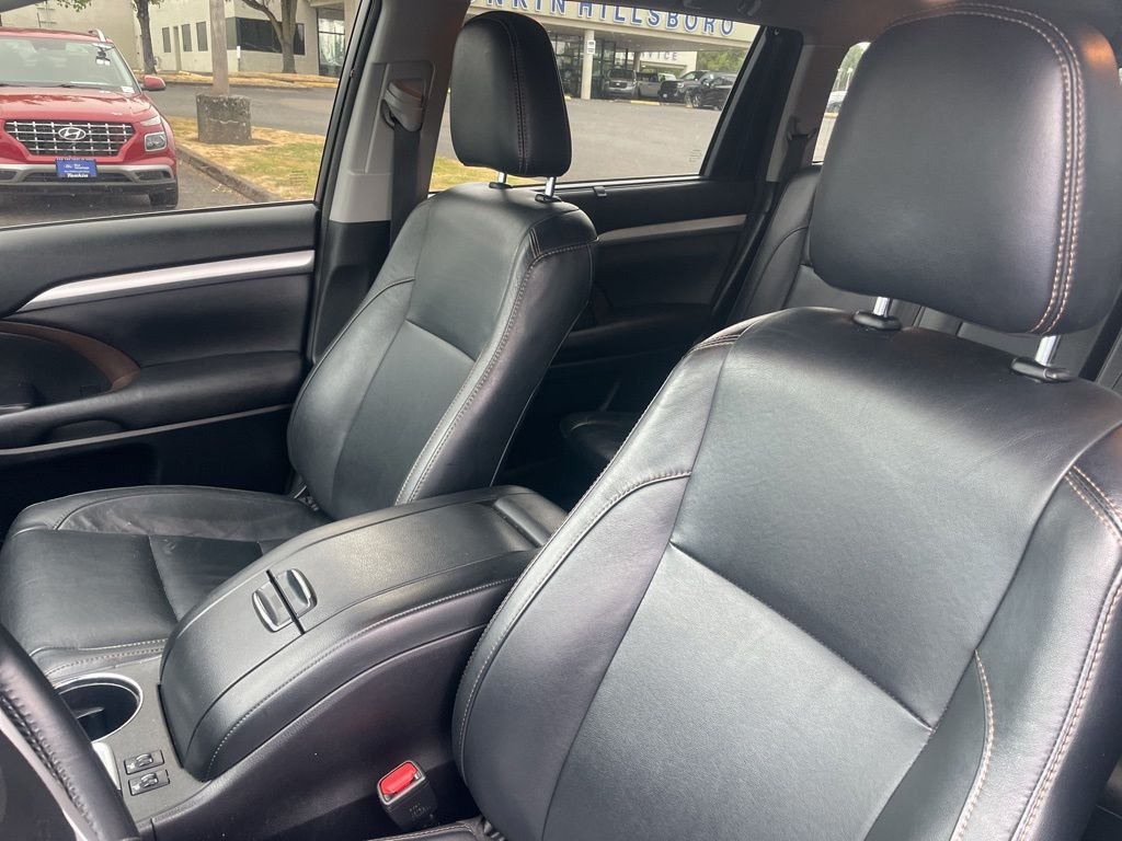 Used 2017 Blizzard Pearl Toyota XLE image 19