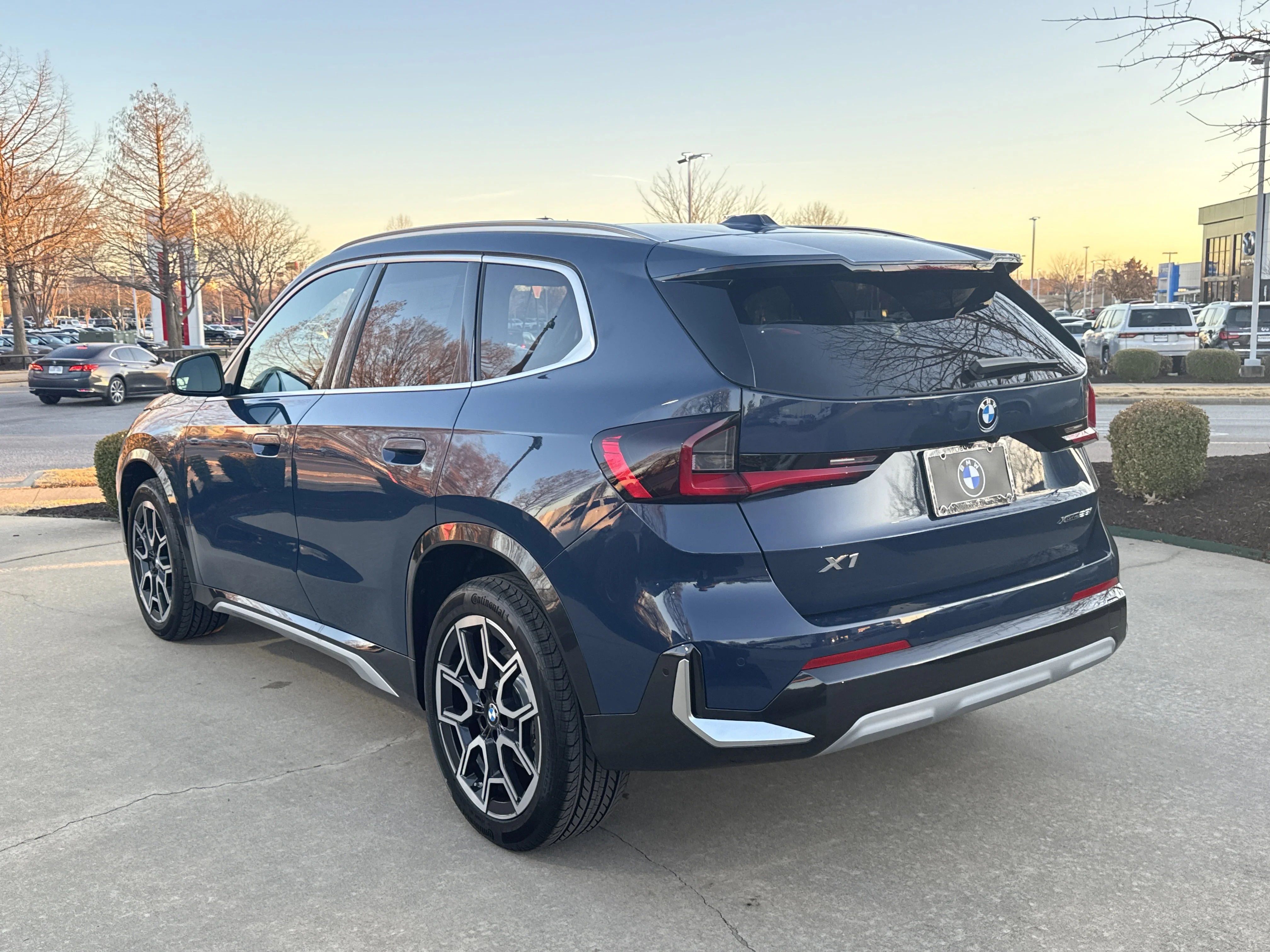 New 2026 0C7R Night Dusk Blue Metallic BMW xDrive28i image 3