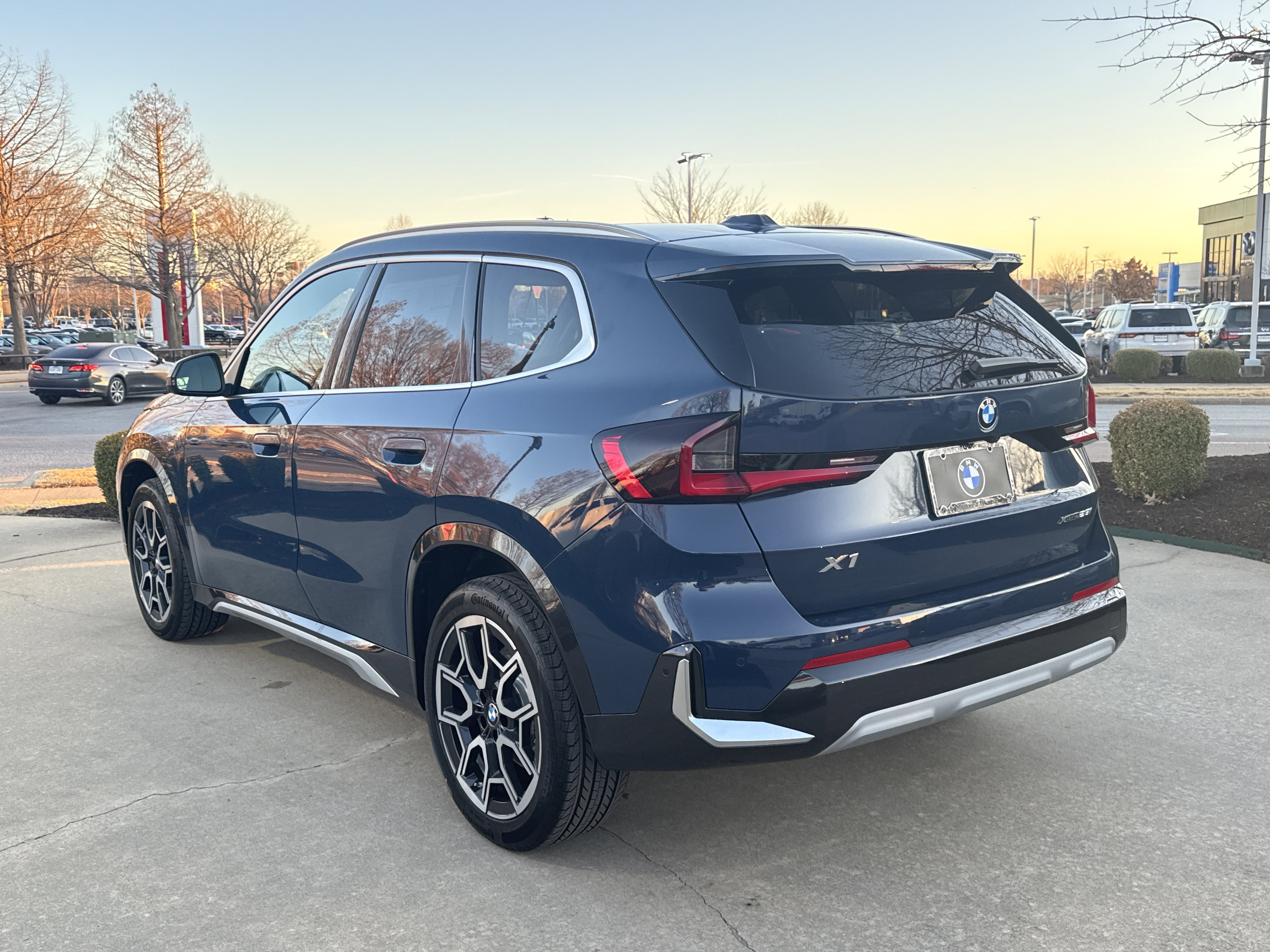 New 2026 0C7R Night Dusk Blue Metallic BMW xDrive28i image 3