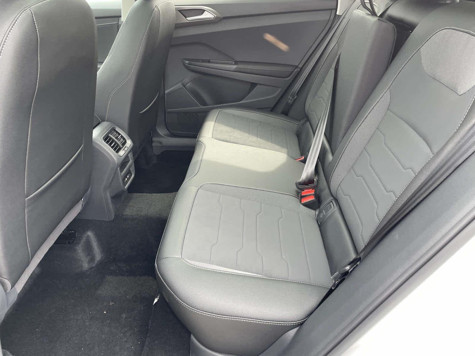 New 2026 Pure White w/Deep Black Roof Volkswagen SE Black image 19