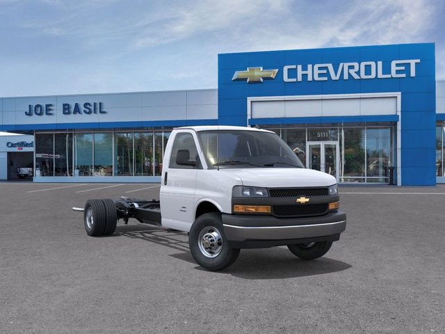 2025 Chevrolet Express Cutaway 3500 1WT