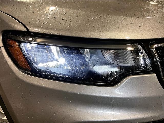 Used 2024 Silver Jeep Latitude image 30