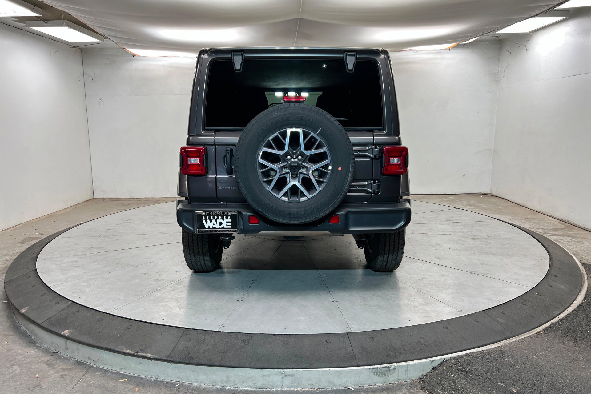 Used 2025 Granite Crystal Metallic Clearcoat Jeep Sahara image 5