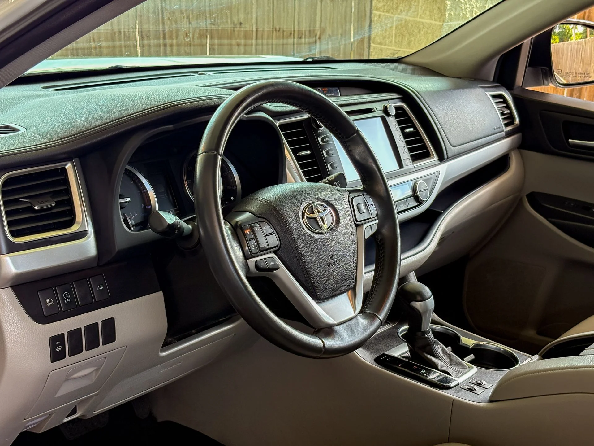 Used 2019 White Toyota XLE image 16