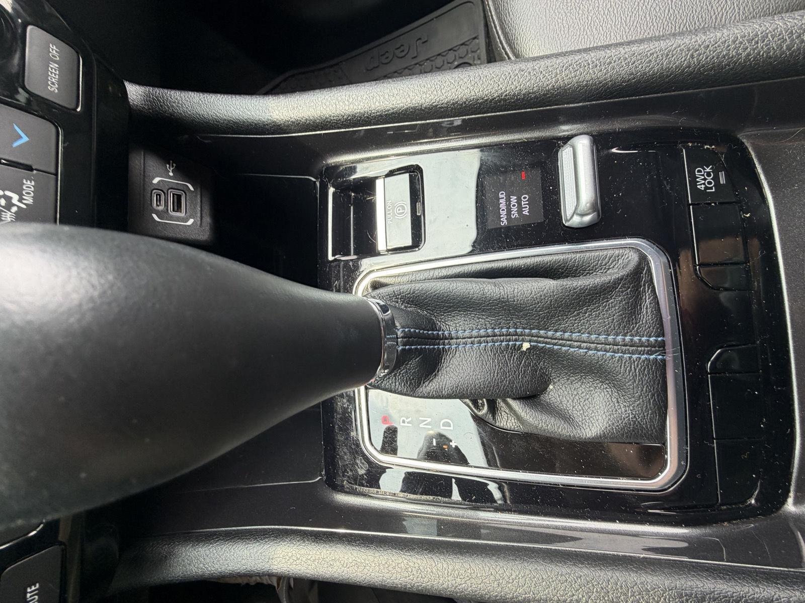 Used 2022 Diamond Black Crystal Pearlcoat Jeep Latitude image 19