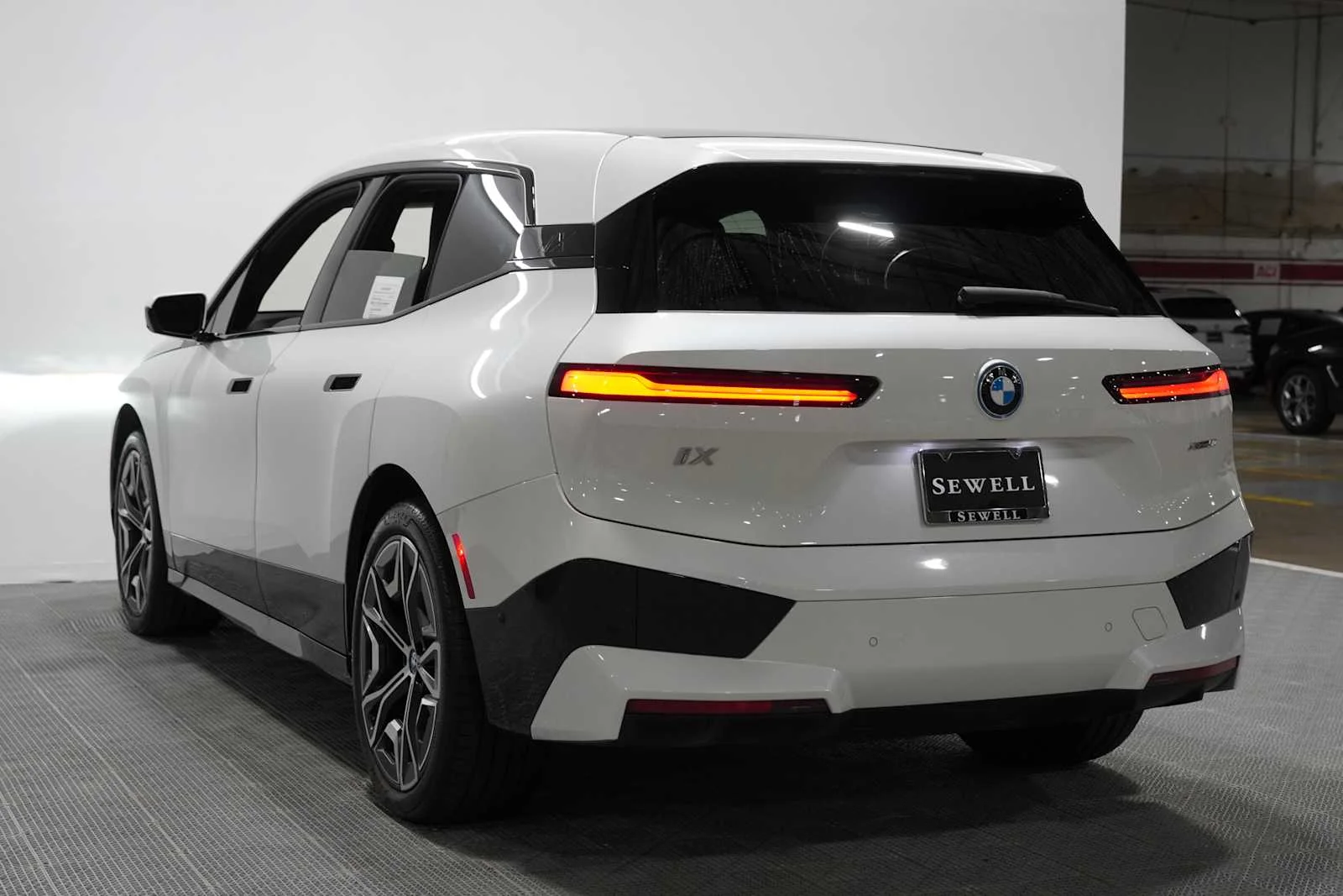 Certified Used 2024 Mineral White Metallic BMW xDrive50 image 6