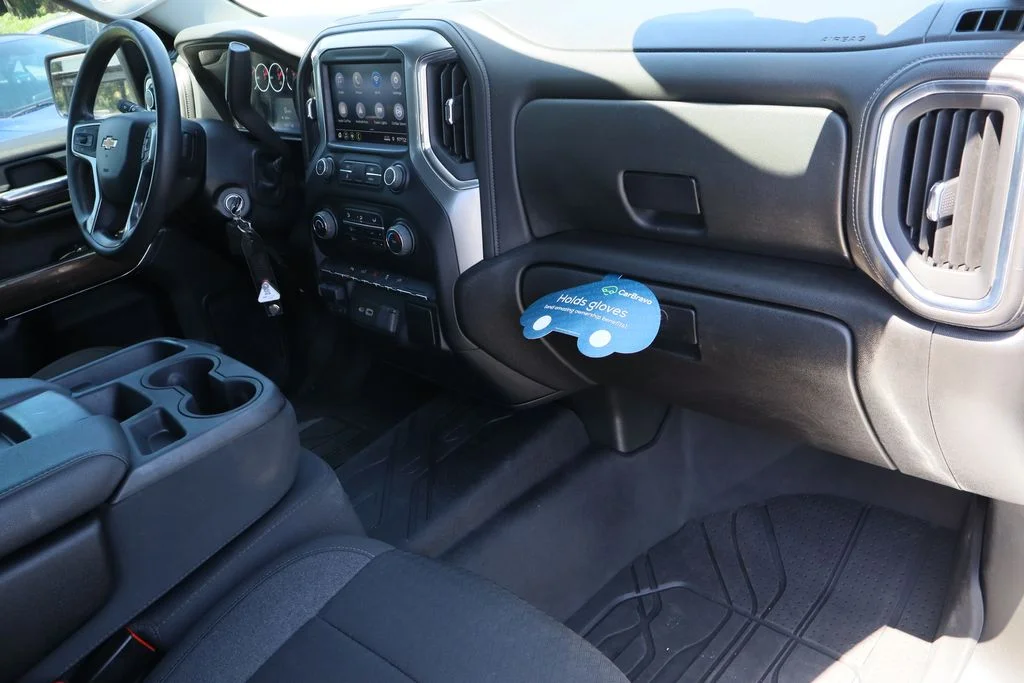 Used 2022 White Chevrolet LT image 28