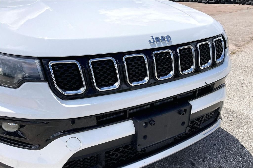 Used 2024 White/off-white Jeep Limited image 34