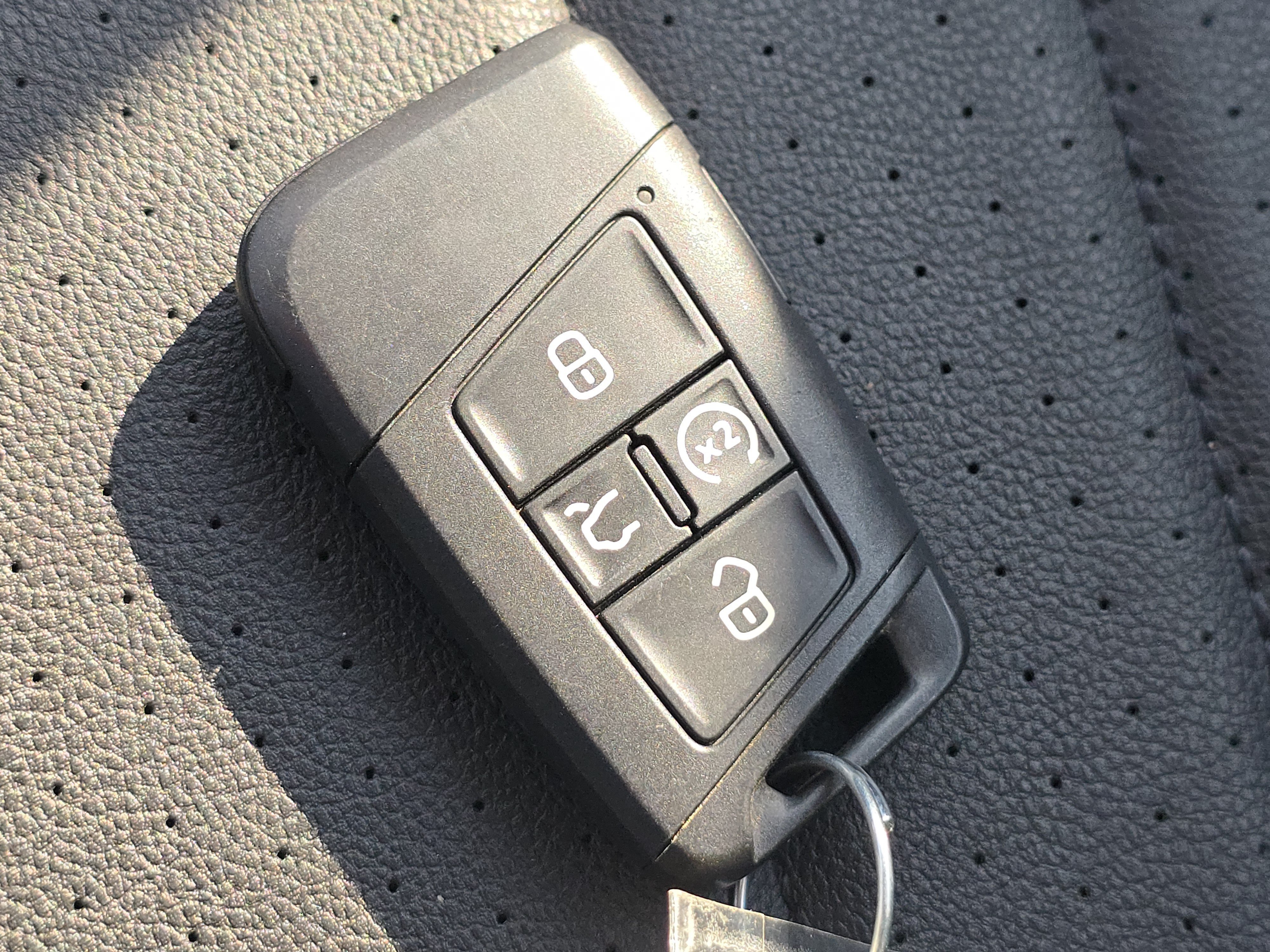 Certified Used 2023 Platinum Gray Metallic Volkswagen SE image 28