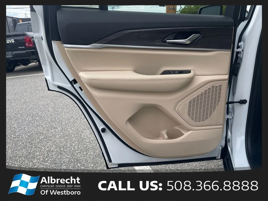 New 2025 Bright White Clear-Coat Exterior Paint Jeep Limited image 14