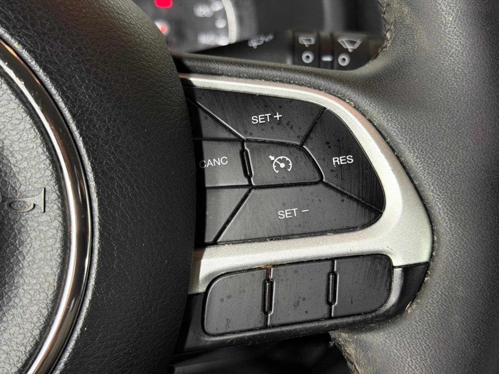 Used 2020 Colorado Red Clearcoat Jeep Latitude image 25