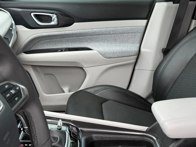 Used 2024 Gray Jeep Latitude image 11
