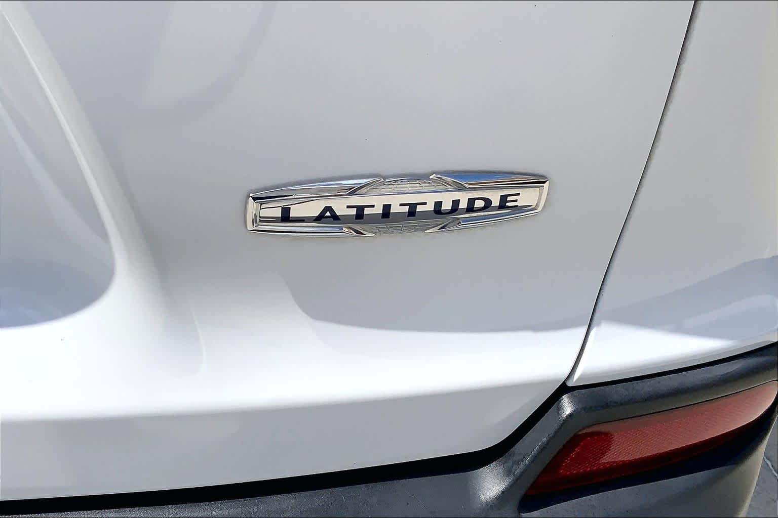 Used 2019 Bright White Clearcoat Jeep Latitude Plus image 10