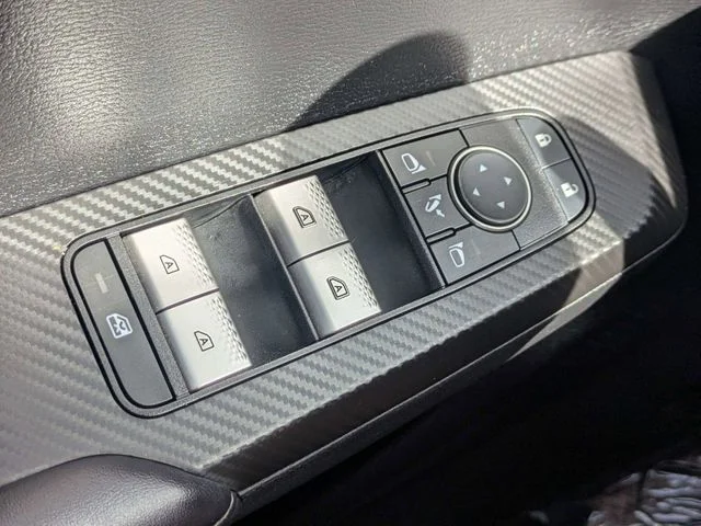 Used 2024  Mitsubishi SE Black Edition image 23