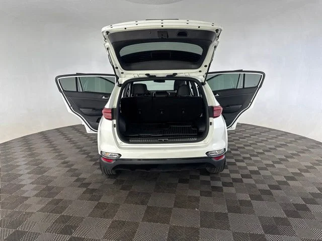 Used 2022 White Kia Nightfall image 17