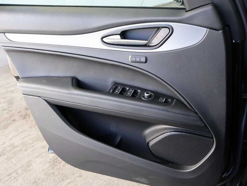 New 2025 Vulcano Black Metallic Exterior Paint Alfa Romeo Base image 36