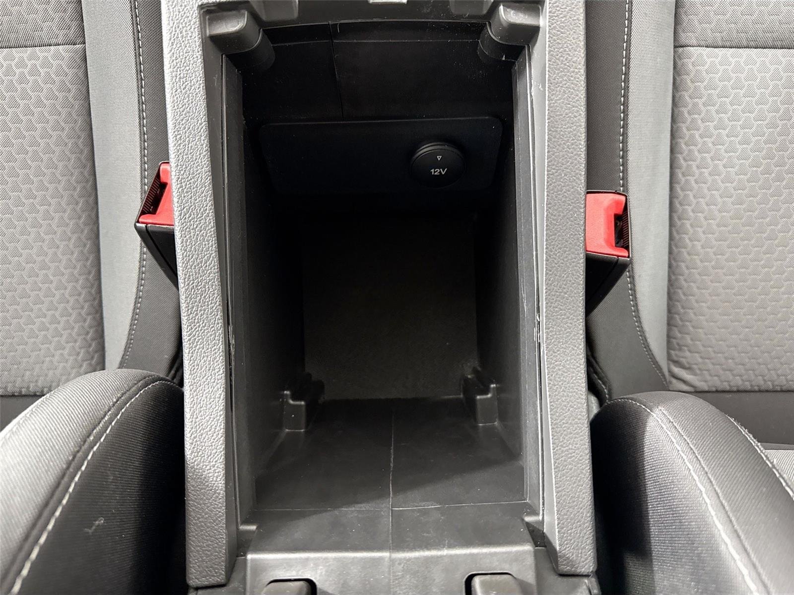 Used 2018 Ingot Silver Ford SE image 30