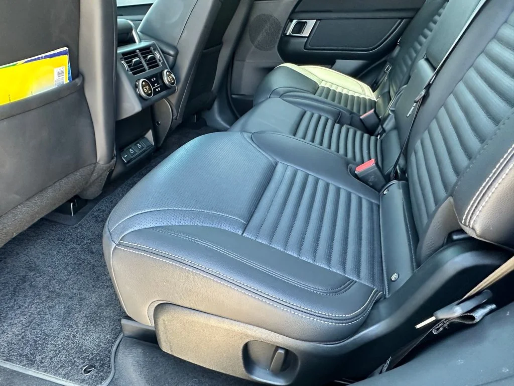 Used 2025  Land Rover Dynamic SE image 32