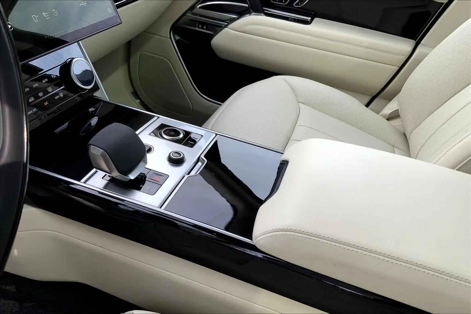 2023 Land Rover Range Rover SE - Photo 15
