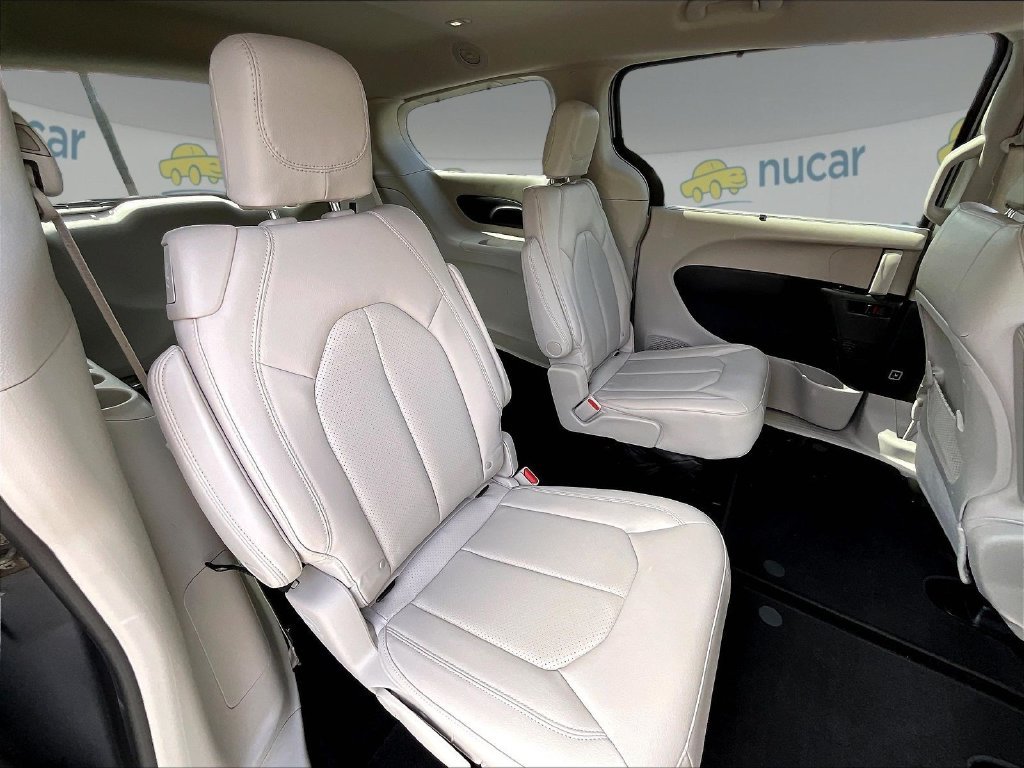 Used 2019 Billet Silver Metallic Clearcoat Chrysler Touring L image 15