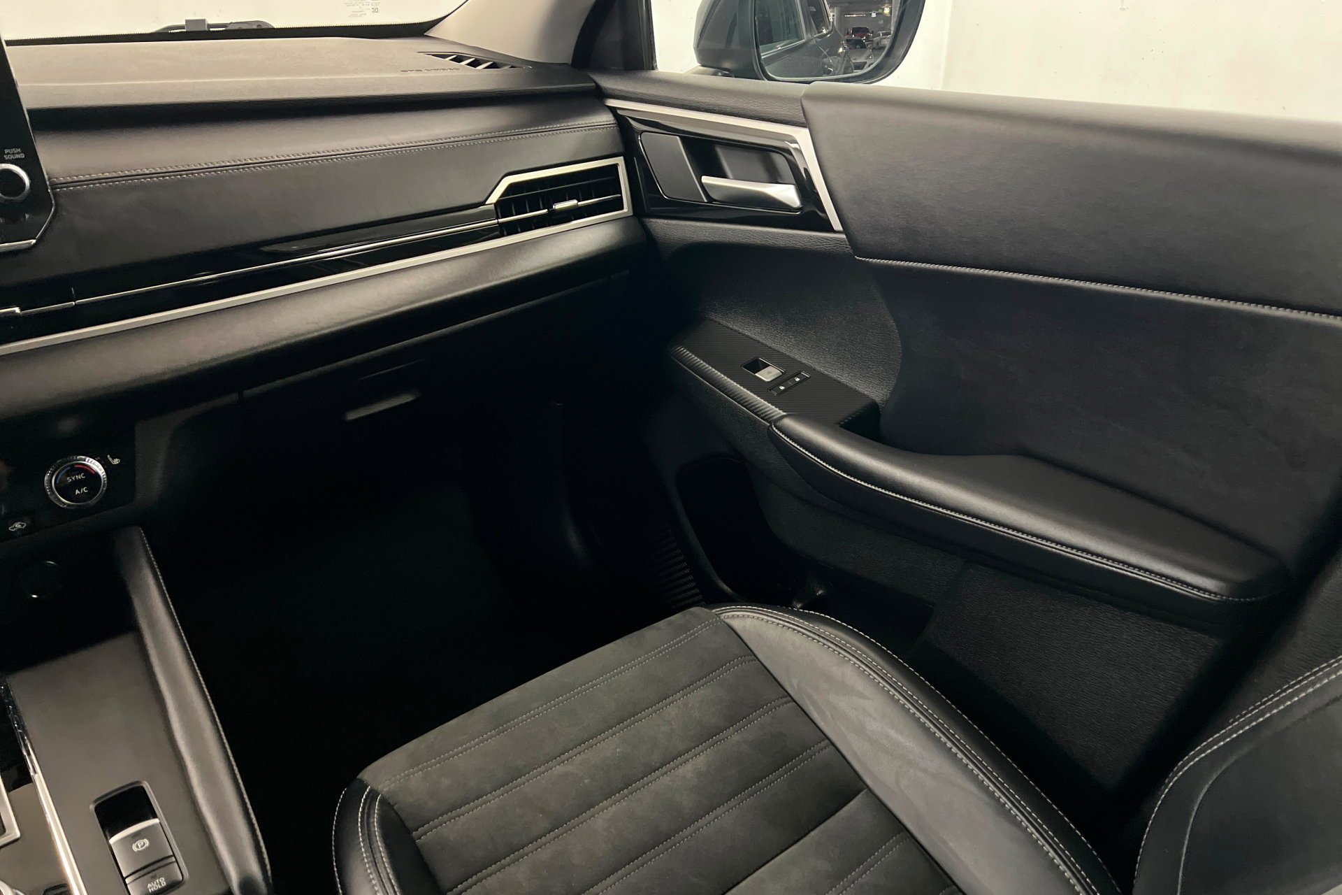 Used 2024 Silver Mitsubishi SE image 11
