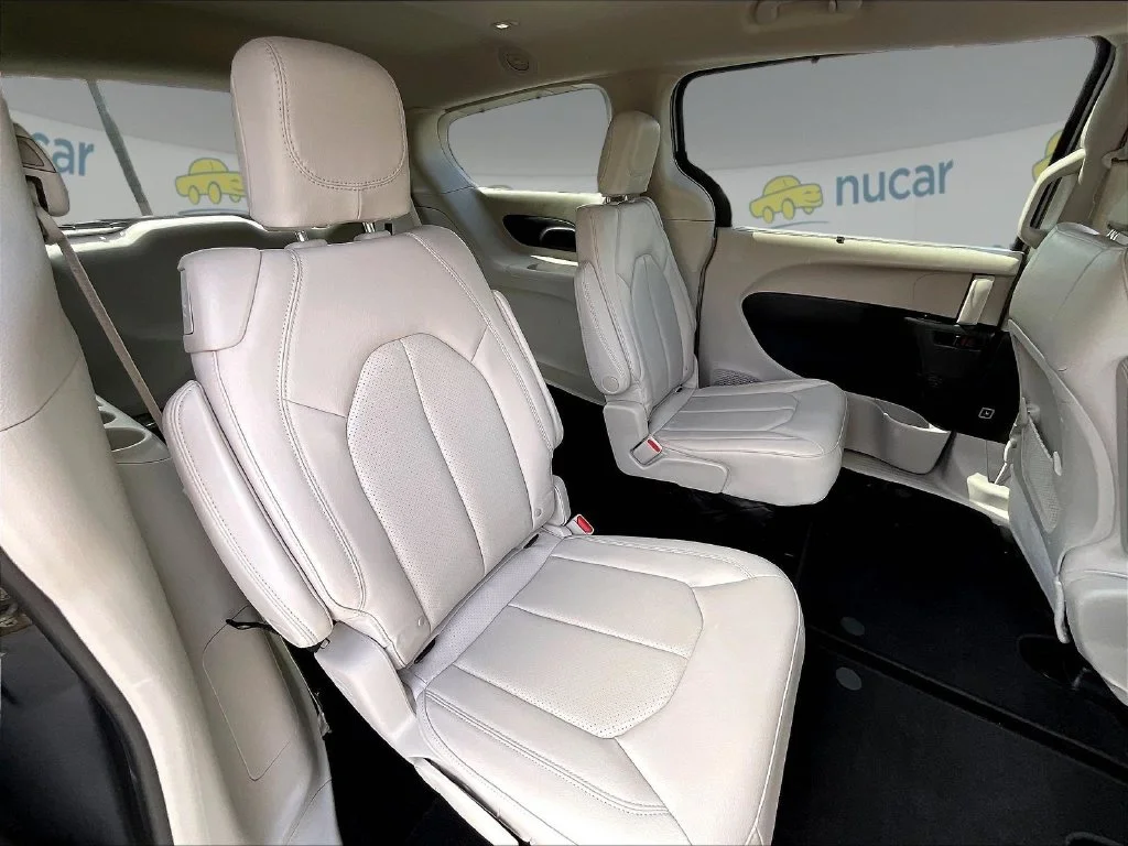 Used 2019 Billet Silver Metallic Clearcoat Chrysler Touring L image 15