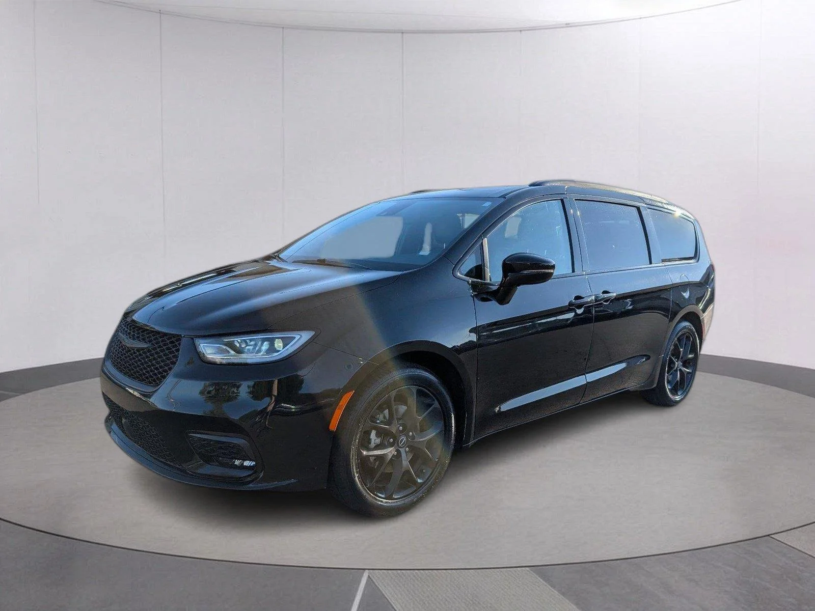 Used 2025 Diamond Black Crystal Pearlcoat Chrysler Limited image 1