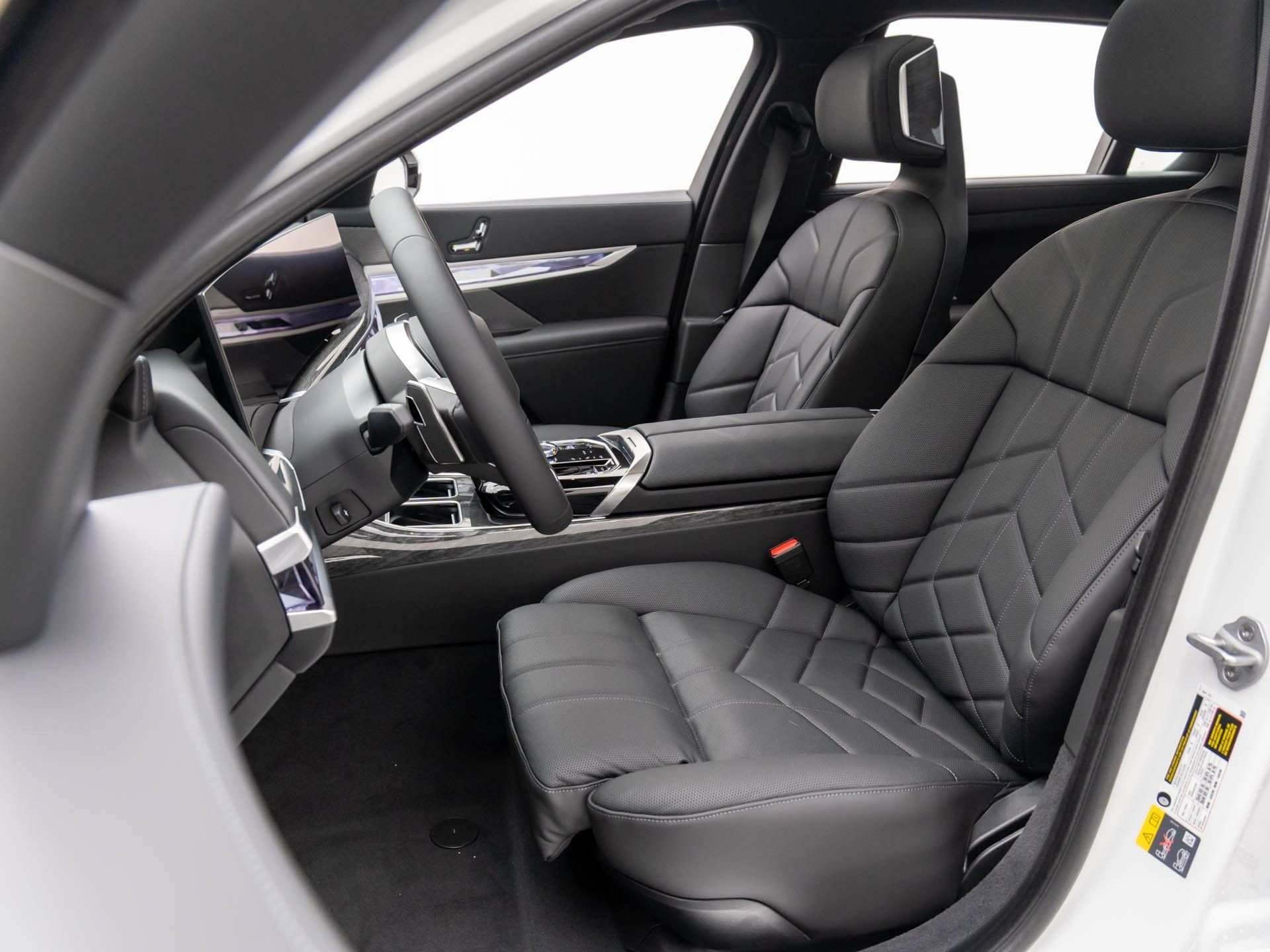 2025 BMW 7 Series 750e - Photo 16
