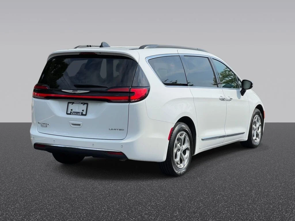 Used 2023 White Chrysler Limited image 4