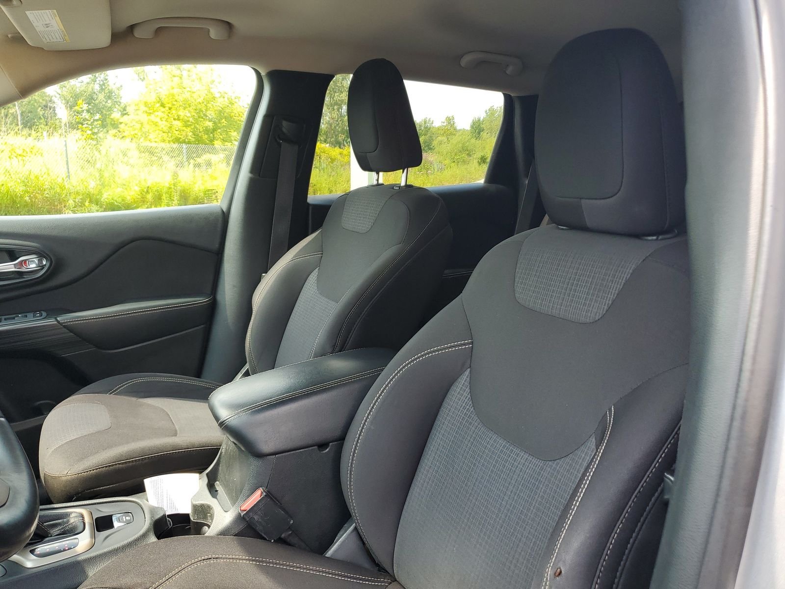Used 2015 Silver Jeep Latitude image 7