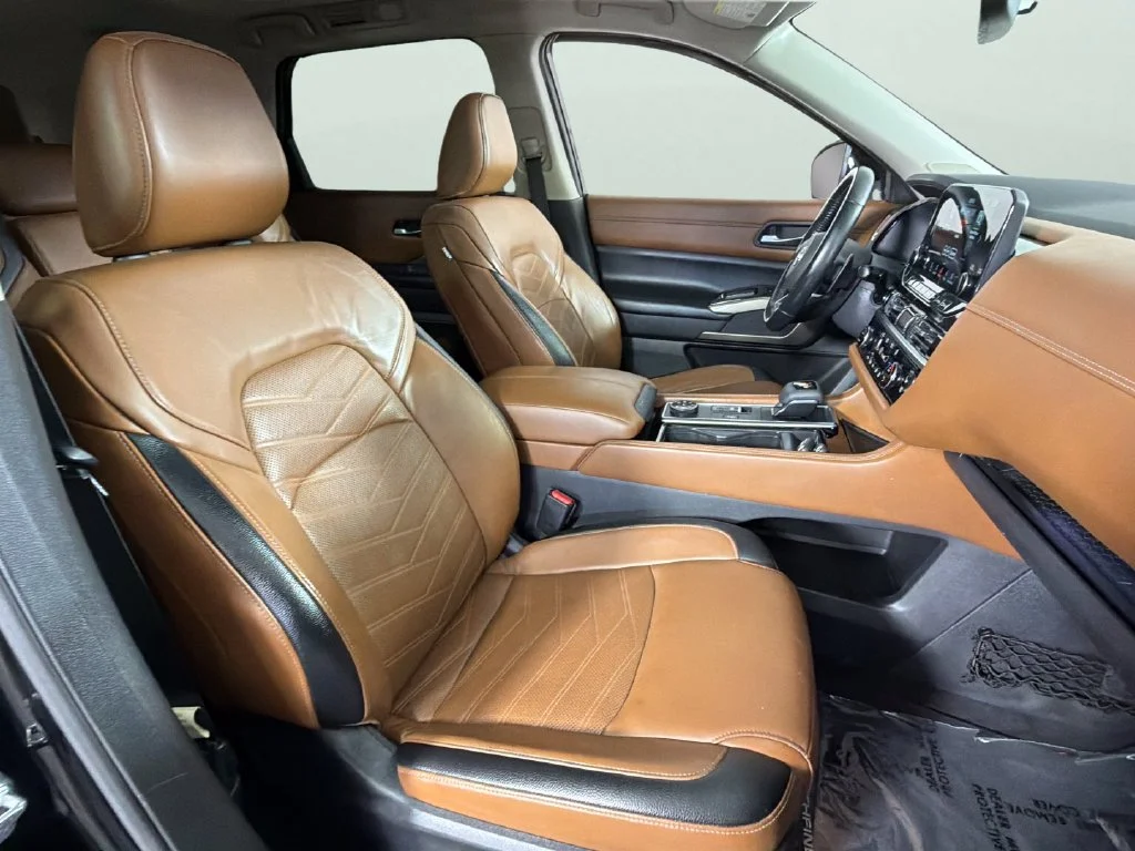 Used 2022 Black Nissan Platinum image 41