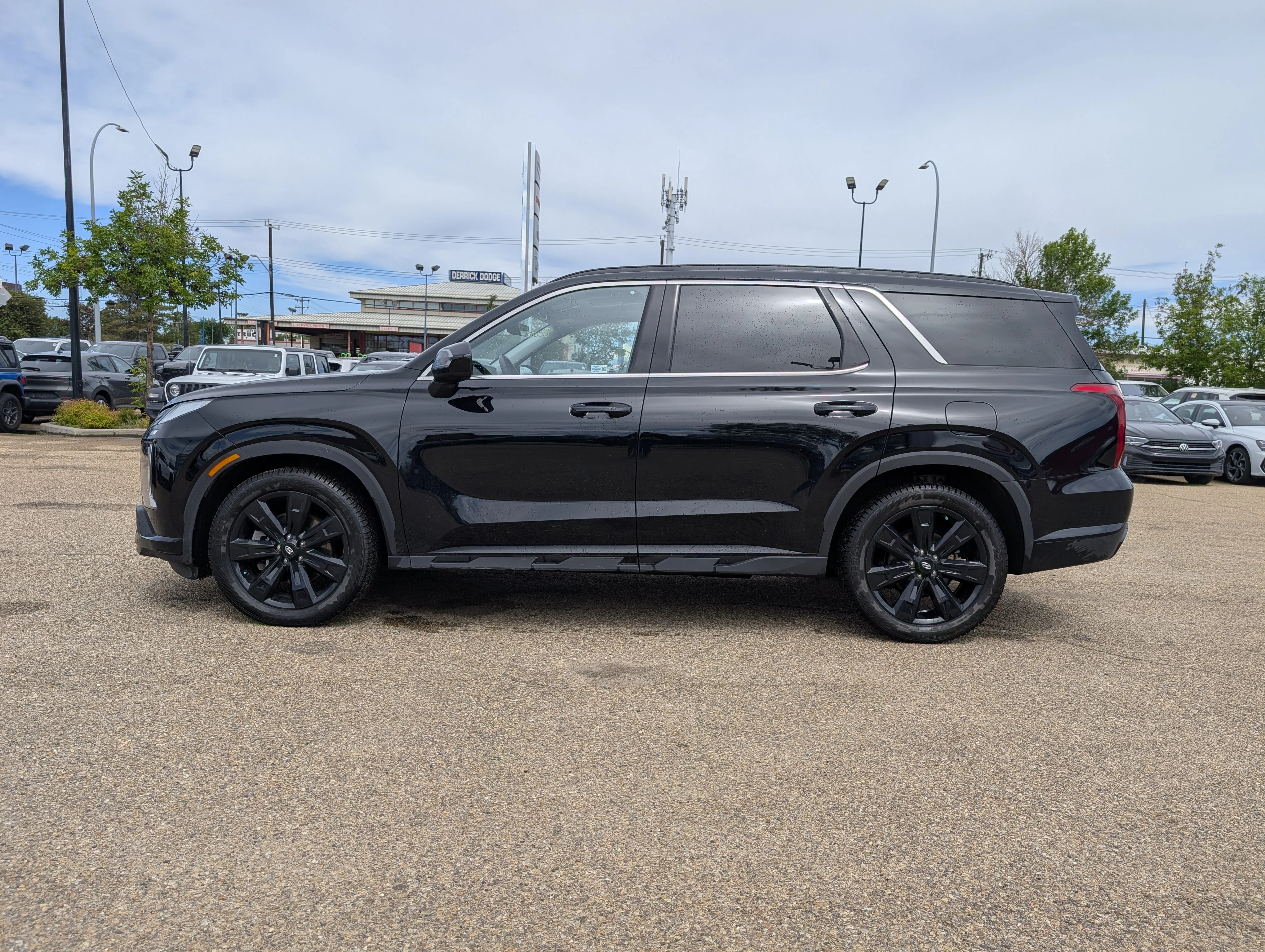 Used 2024 Abyss Black Hyundai Urban image 3