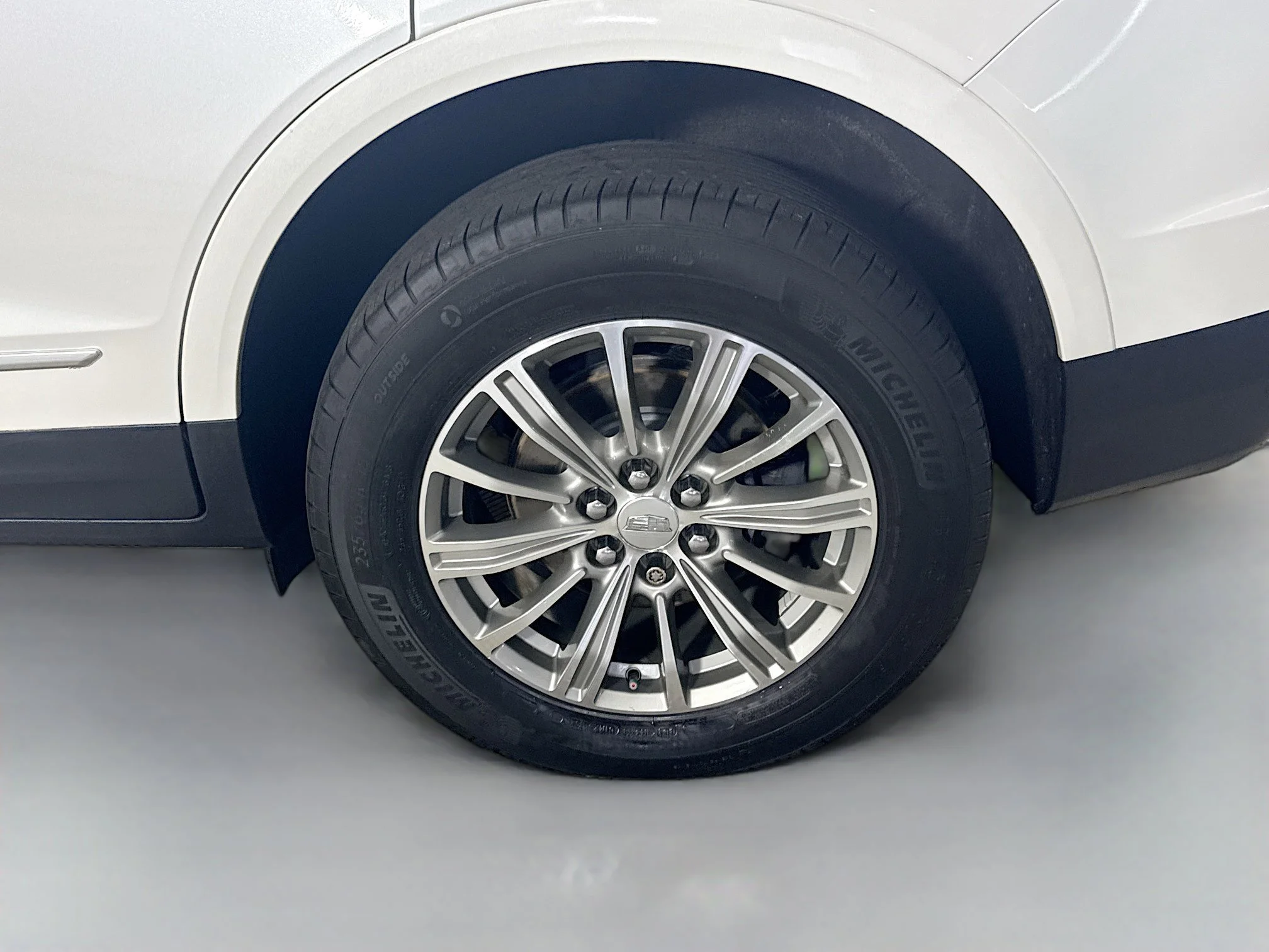 Used 2018 Crystal White Tricoat Cadillac Luxury FWD image 33