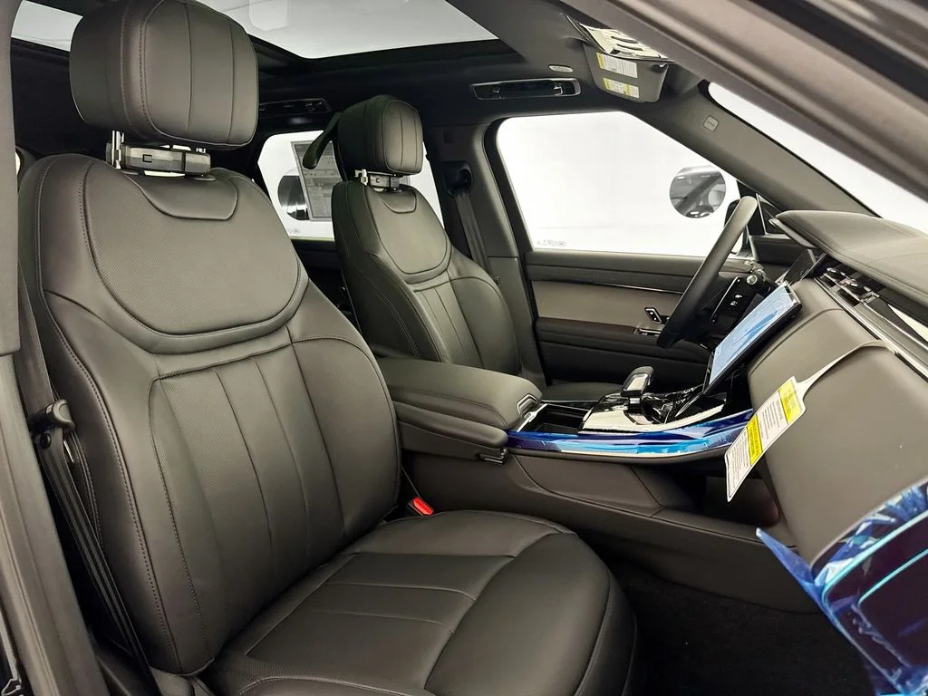 New 2026 Santorini Black Land Rover Dynamic SE image 30