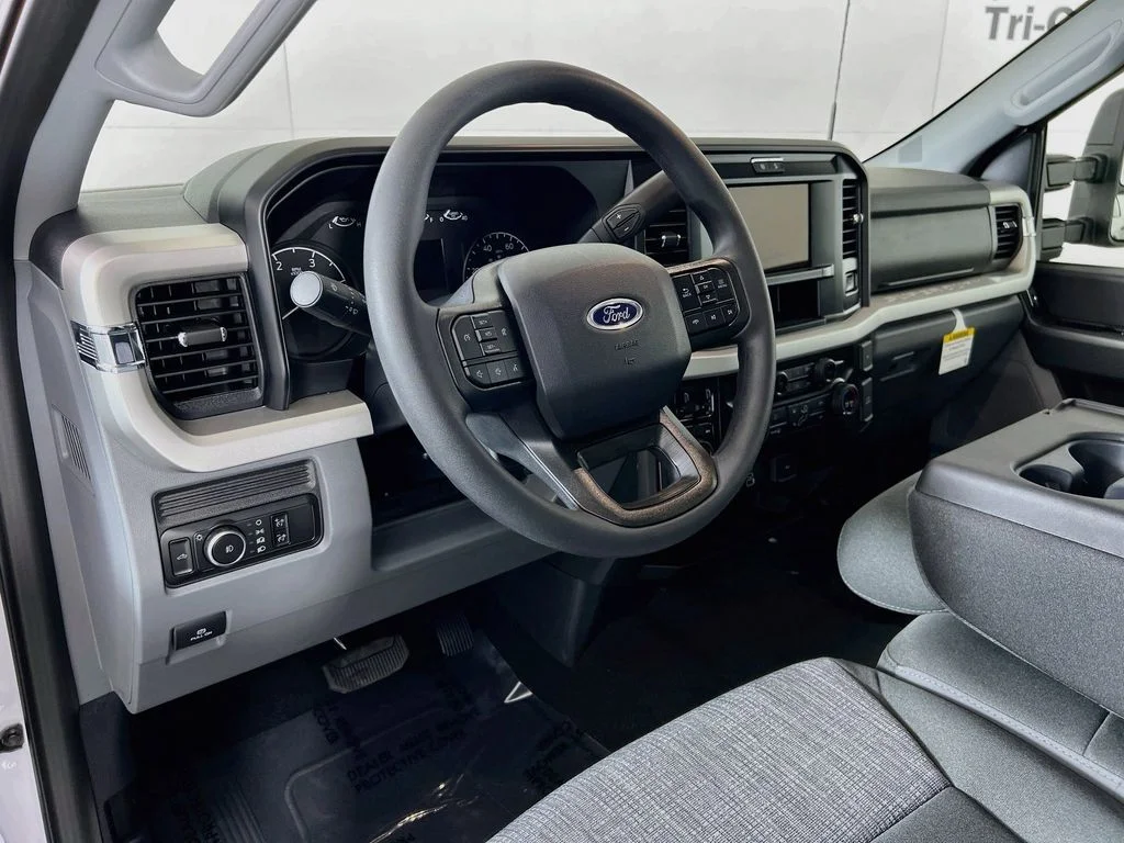 New 2026 Oxford White Ford XLT image 3