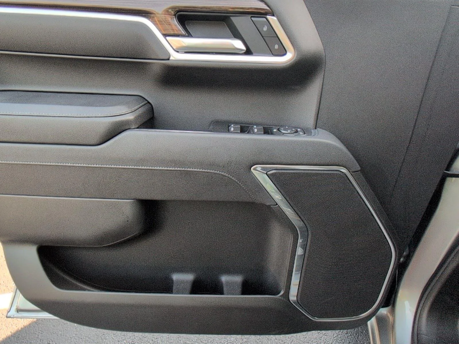 Used 2025 Sterling Gray Metallic Chevrolet LT image 19