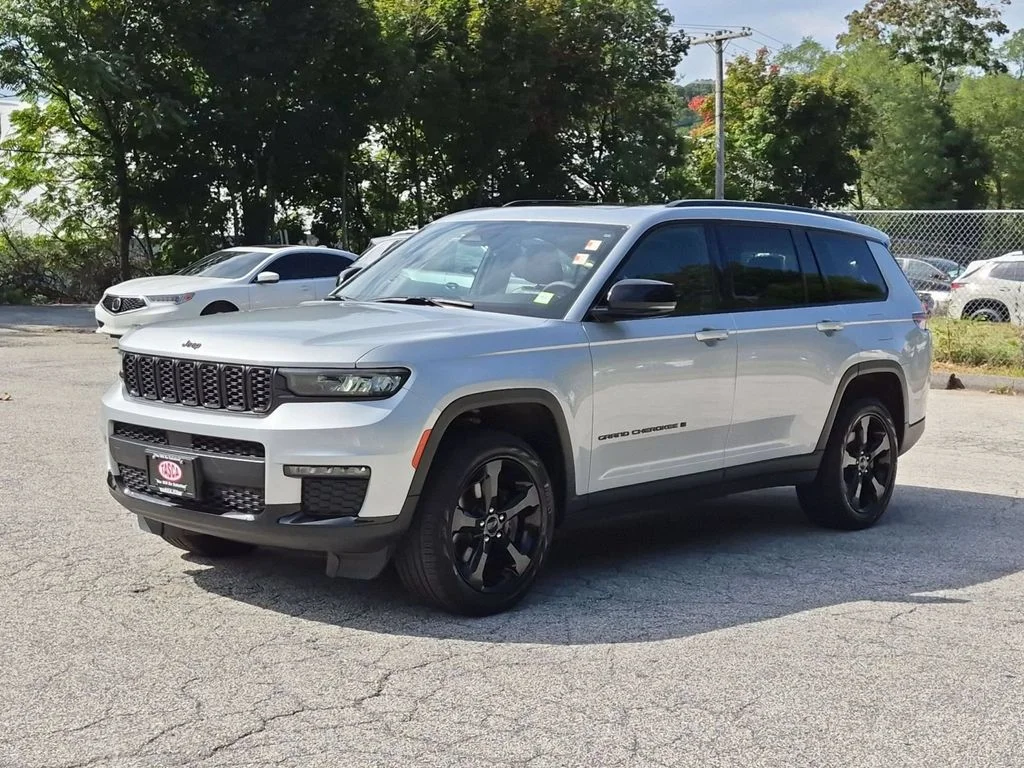 Used 2025 Silver Jeep Limited image 11