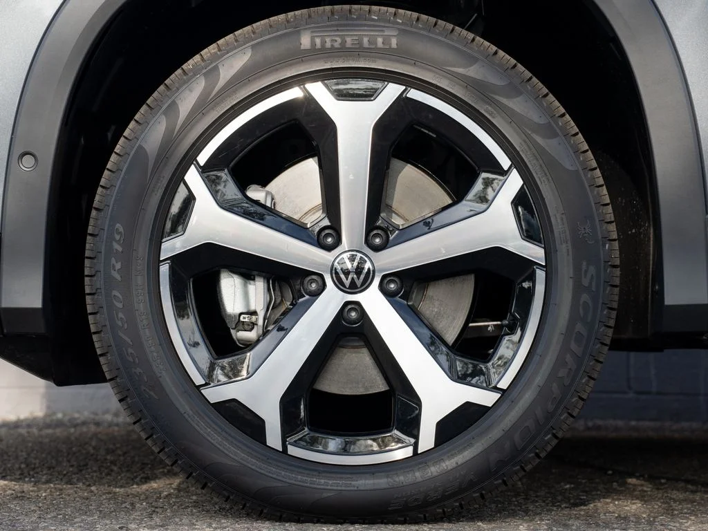 New 2026 Platinum Gray Metallic Volkswagen 2.0T SE image 7