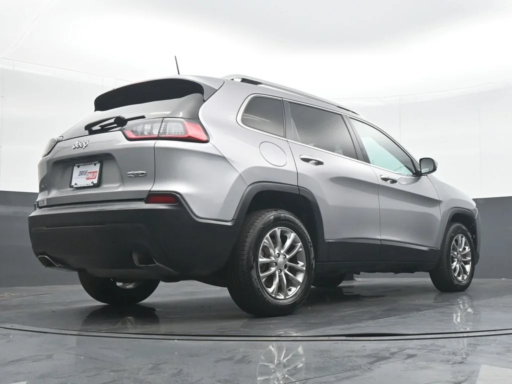Used 2019 Silver Jeep Latitude Plus image 30