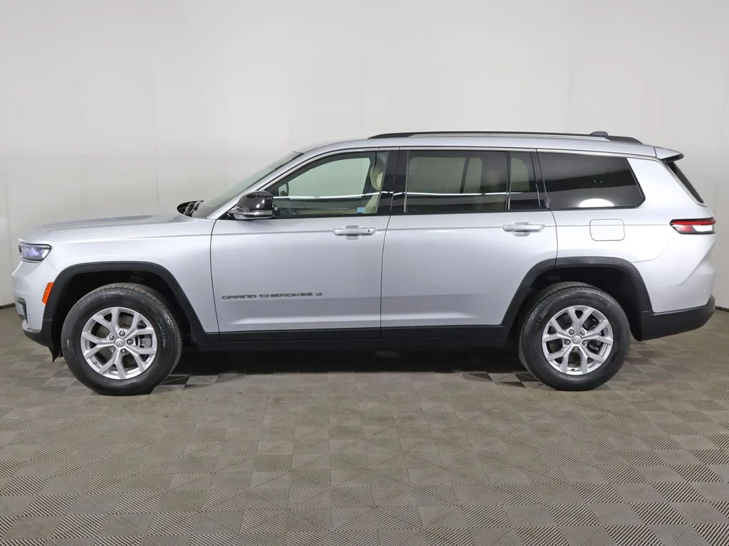 Used 2023 Silver Jeep Limited image 20